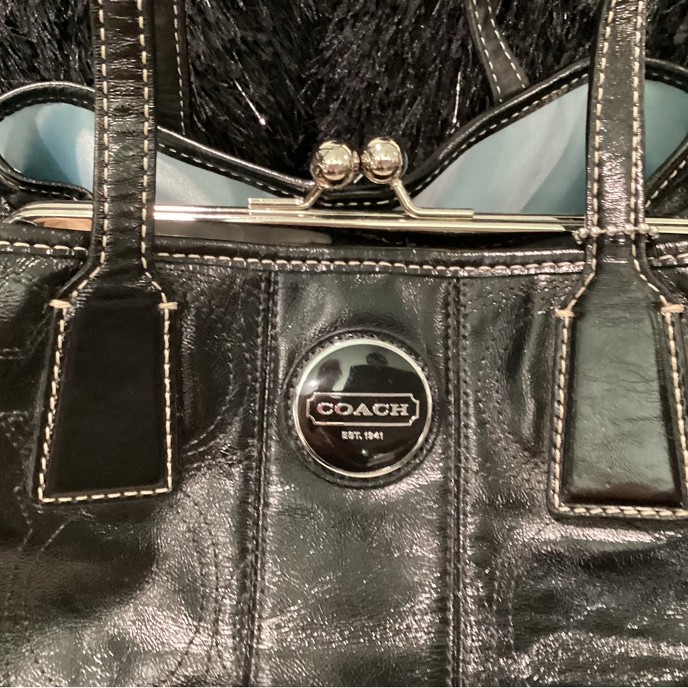 Coach black patent leather monogram kiss lock shoulder bag with silver hardware - Picture 2 of 9